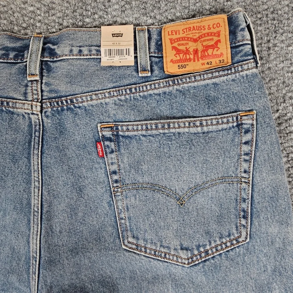 Levi's 550 Relaxed Fit Jeans Mens 42x32‎ Light Wash Distressed Denim NWT